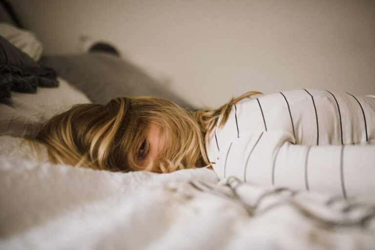 Zaburzenia snu u kobiet – Przyczyny, symptomy, skutki i leczenie